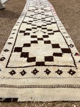 Load image into Gallery viewer, Vintage Turkish herki runner rug