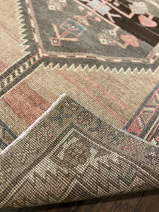 Vintage rug | 3’9x12’9