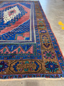 Vintage Rug  5’2 x 9’9