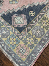 Load image into Gallery viewer, Vintage Turkish rug