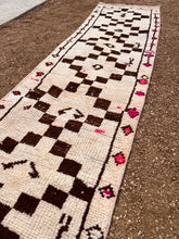 Load image into Gallery viewer, Vintage Turkish herki runner rug