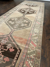 Load image into Gallery viewer, Vintage rug | 3’9x12’9