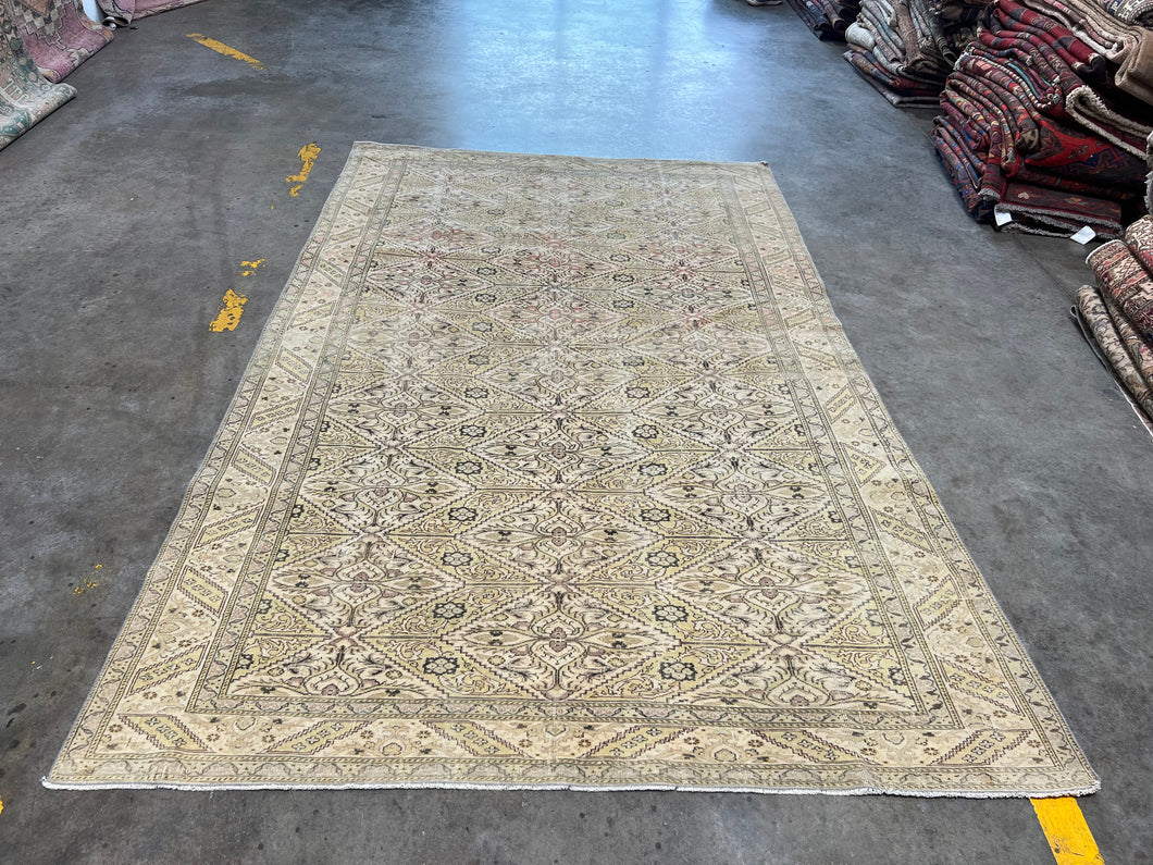 vintage rug 5’11 x 9’5