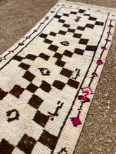 Load image into Gallery viewer, Vintage Turkish herki runner rug
