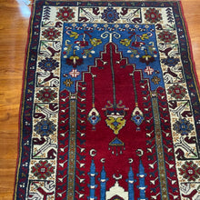 Load image into Gallery viewer, Turkish vintage prayer rug 2’9x4’4