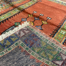Load image into Gallery viewer, Turkish vintage rug 2’10x3’1