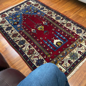 Turkish vintage prayer rug 2’9x4’4