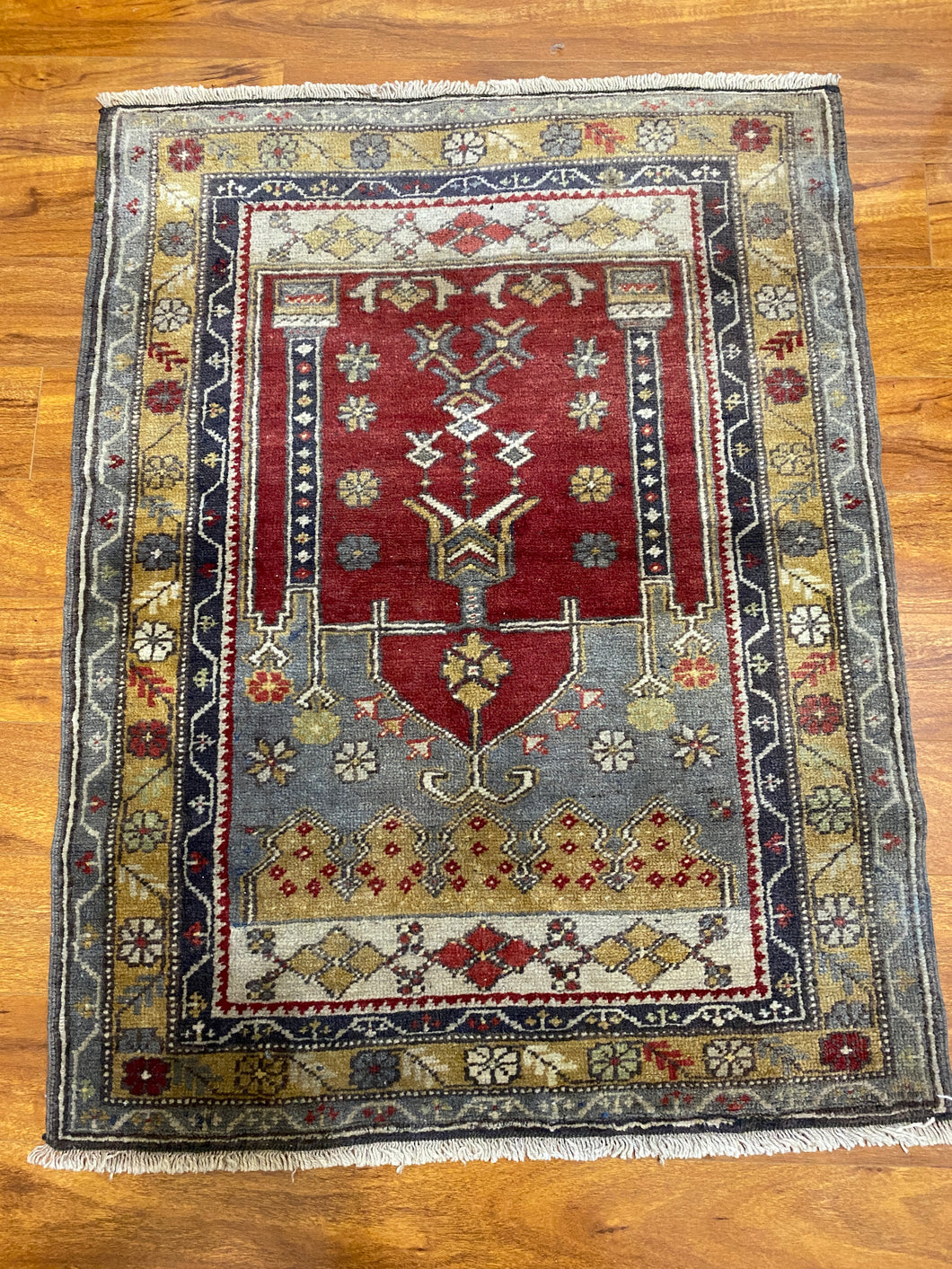 HANA | Turkish vintage heading prayer rug 3’6x2’8