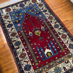 Turkish vintage prayer rug 2’9x4’4