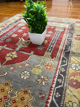 Load image into Gallery viewer, HANA | Turkish vintage heading prayer rug 3’6x2’8
