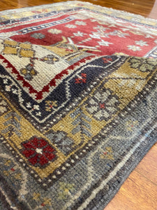 HANA | Turkish vintage heading prayer rug 3’6x2’8