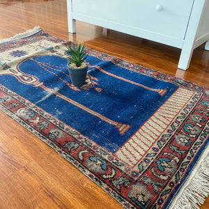 Turkish vintage small rug, prayer rug 2’6x4’8